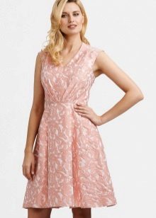 ružičasta haljina od brokata
