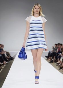 Accessoris blaus per a un vestit blanc i blau