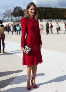 Rochie din dantelă roșie cu geantă de leopard