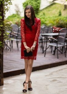 Červené čipkové šaty s čiernymi doplnkami