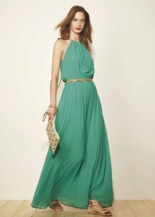 Зелена лека рокля със златни аксесоари