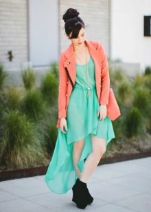 Zielona sukienka z brzoskwiniową kurtką