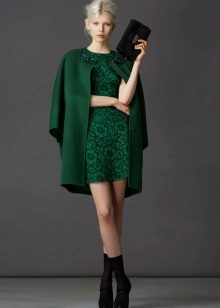 Accessoires pour une robe en dentelle verte