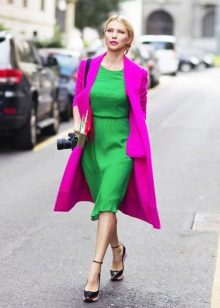 فستان أخضر مع معطف أرجواني