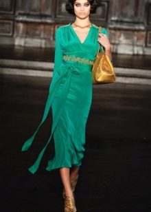 Gold jewelry for a green midi dress