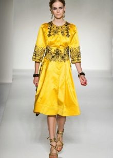 Bijuterii de aur la o rochie galbenă