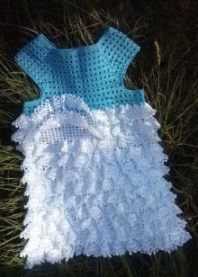 Elegantes Kleid weiß und blau mit Rüschen für Mädchen 4-5 Jahre gehäkelt