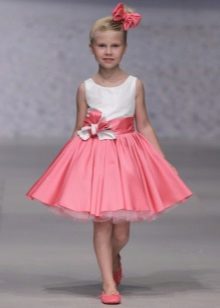 Ružičasta i bijela kratka maturalna haljina u vrtiću