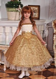 Vestido de baile dourado até o chão no jardim de infância