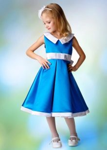 Vestido de formatura no jardim de infância azul