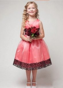 Ružičasta s čipkastom maturalnom haljinom u vrtiću