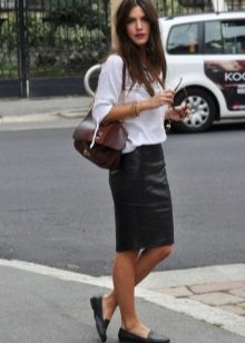 Черна пола с молив в комбинация с бяла блуза с свободен крой