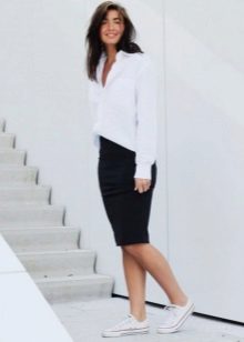 Una falda lápiz negra combinada con una camisa blanca de graduación