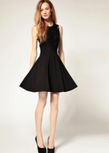 Crna kratka suknja