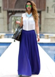 Dlouhá modrá sukně s bílou halenkou a doplňky