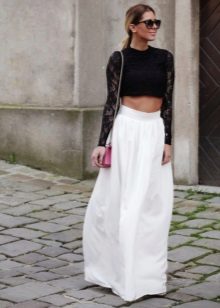 Ilgas baltas sijonas su juodu viršumi