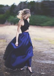 Prekrasna suknja s dugim podom