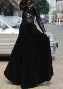 falda voluminosa con chaqueta de cuero