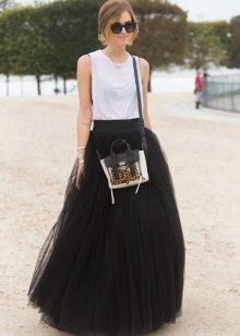 pūkuotas juodas tiulio sijonas