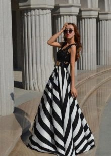 falda larga de verano a rayas blancas y negras