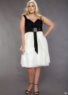 λευκή φούστα σε ένα βραδινό φόρεμα για παχύσαρκες γυναίκες