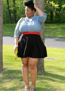 čierna sukňa s krátkym rozšírením pre ženy s nadváhou