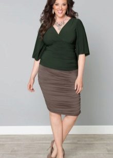 falda lápiz marrón claro para mujeres con sobrepeso