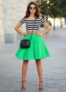 Ryškus vasaros kūgio formos sijonas