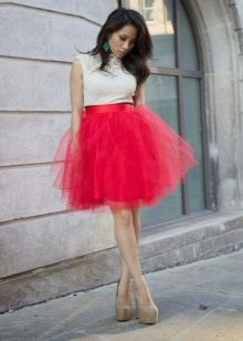 חצאית טוטו קצרה בצבע אדום