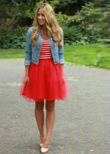 Váy ngắn toàn màu đỏ với quần jean