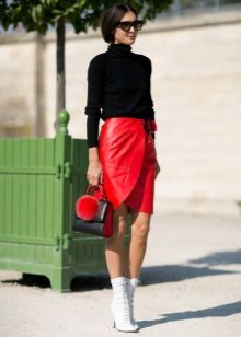 Червена кожена молива пола с бели ботуши и черна водолазка