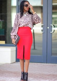 Raudonas pieštuko sijonas kartu su leopardo palaidine