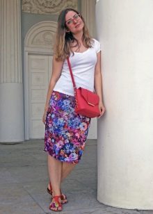 Beg cerah dan tangki putih yang digabungkan dengan skirt terang