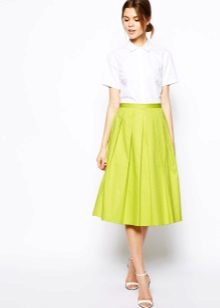 חצאית זורמת לצבע בהיר בקיץ