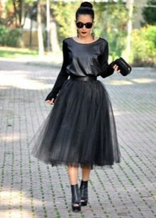 Juodas sluoksniuotas sijonas