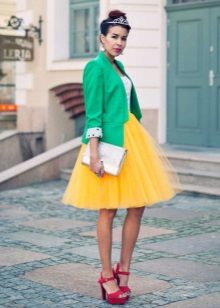 Višeslojna žuta suknja u kombinaciji s jaknom
