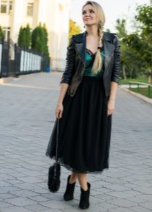 Ilgas daugiasluoksnis juodas sijonas kartu su striuke