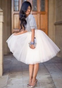 Sluoksniuotas baltas tiulio sijonas