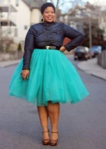 Tirkizna suknja od tirkizne boje