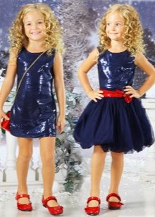 Φόρεμα της Πρωτοχρονιάς για το μπλε κορίτσι