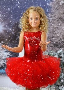 Φόρεμα της Πρωτοχρονιάς για το κόκκινο κορίτσι με υπέροχη φούστα