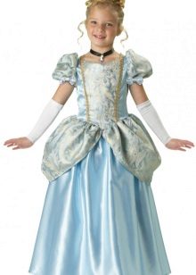 Uudenvuoden mekko Cinderella tytölle lattialla