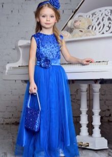 Φόρεμα μπλε νέου έτους για το κορίτσι σε ένα πάτωμα