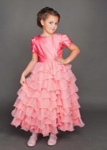 Vestido de formatura para uma menina de 5 anos no chão