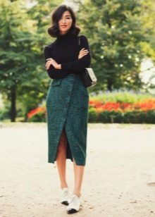 A straight skirt combined with a turtleneck