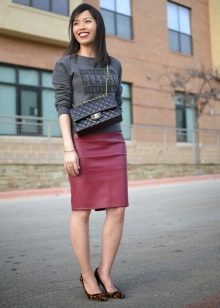 Straight skirt combined with a sweatshirt