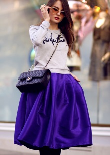 fialová nafouknutá midi sukně