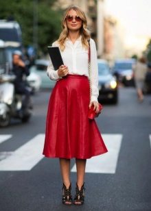 raudonas midi sijonas verslo moters įvaizdyje