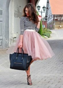 Ružičasta puhasta midi suknja