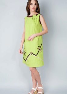 Hellgrünes Kleid mit Sandalen